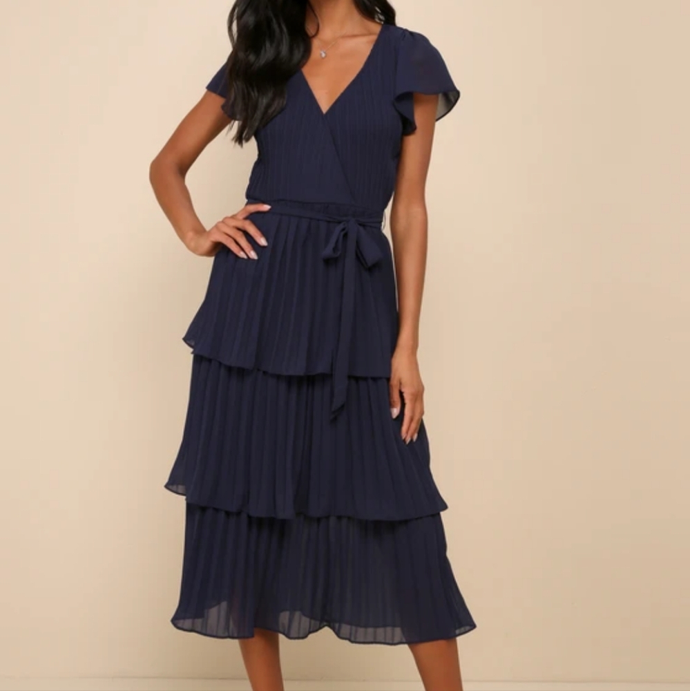 NWOT LULU'S NAVY BLUE PLEATED TIERED MIDI DRESS LARGE